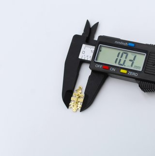 Cruz de oro de 18k. Peso: 1.36 gr.