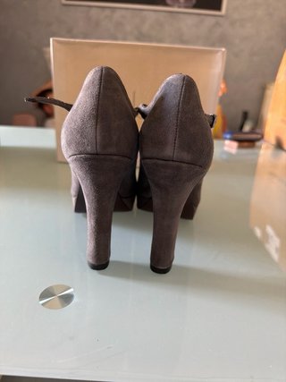 Décolleté grigie con plateau e cinturino a T