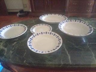 Conjunto vajilla cerámica azul y blanco.