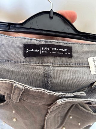 Pantalones grises con perlas