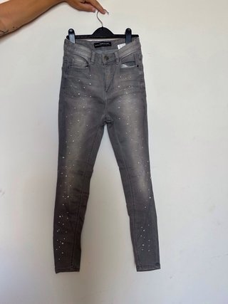 Pantalones grises con perlas