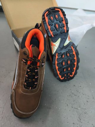 Zapatos de trabajo marrones y naranjas talla 43