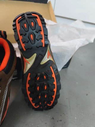 Zapatos de trabajo marrones y naranjas talla 43