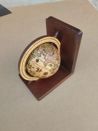 Mappamondo in legno