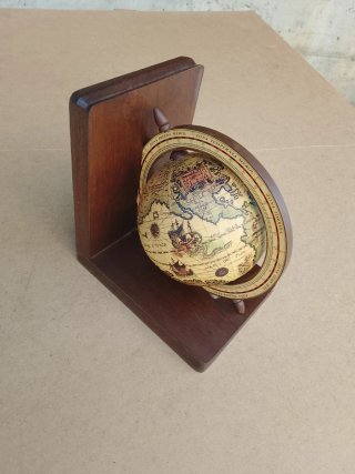 Mappamondo in legno