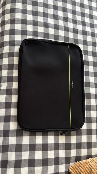 Funda portátil negra y amarilla