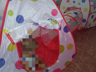 Tienda campaña y piscina bolas infantil.