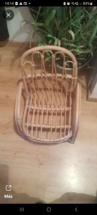 Silla infantil de mimbre en muy buenas condiciones