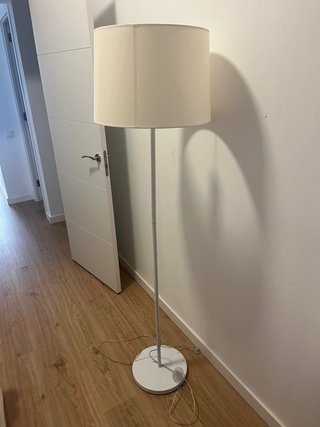 Lámpara de pie blanca con bombilla