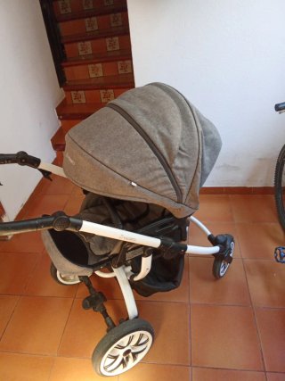 Carrito de bebé gris