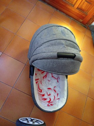 Carrito de bebé gris