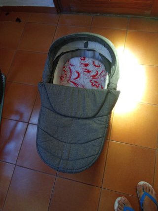 Carrito de bebé gris