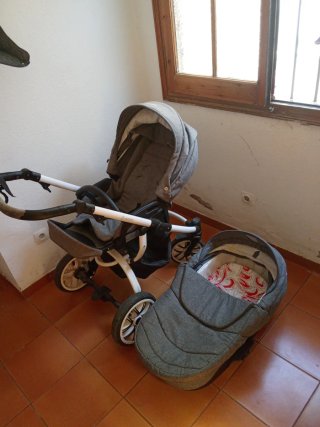 Carrito de bebé gris
