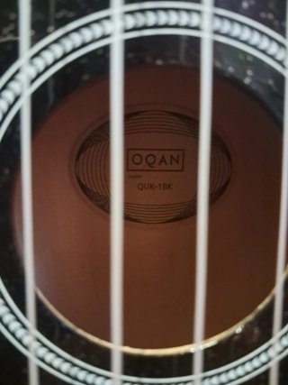 Ukelele OQAN Negro Brillante con Funda