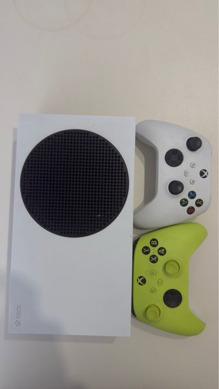 Xbox Series S con 2 mandos