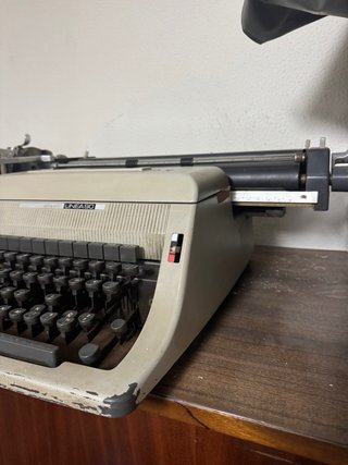 Máquina de escribir Olivetti Línea 90