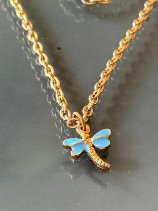 Collana con ciondolo libellula azzurra