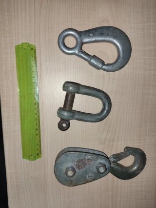 Mosquetón, grillete y polea metálicos