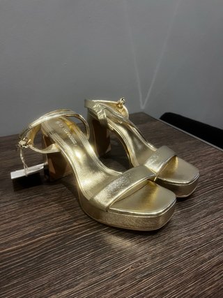 Zapatos de tacón dorados plataforma
