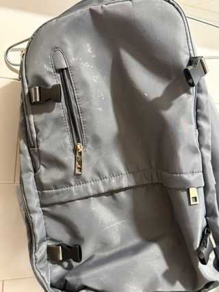 Mochila de viaje gris