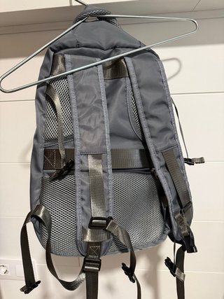 Mochila de viaje gris