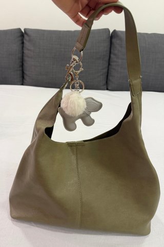 Bolso verde oliva con llavero