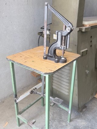 Prensa remachadora pedal + Mesa