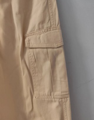 Pantalón cargo beige con bolsillos