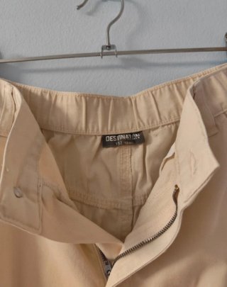 Pantalón cargo beige con bolsillos