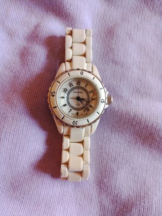 Reloj Chanel J12 Blanco  Tiene una aguja suelta