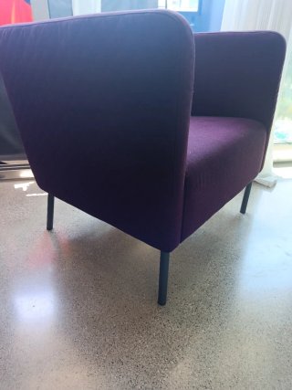 Sillón morado de tela