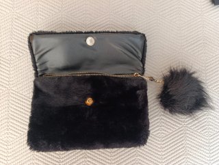 Bolso peluche negro con cadena dorada