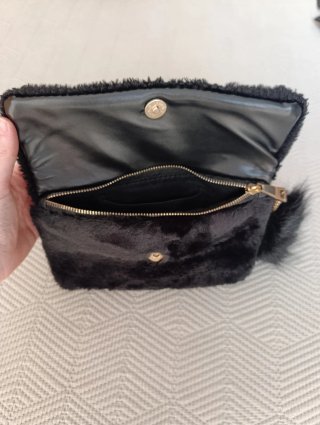 Bolso peluche negro con cadena dorada