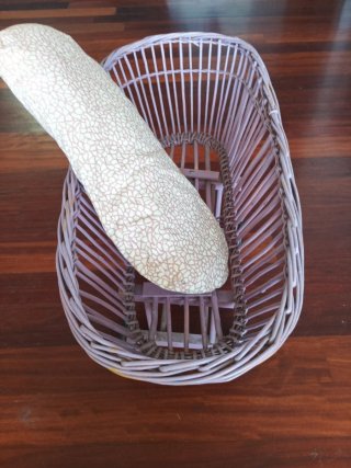 Cuna de muñeca vintage de mimbre