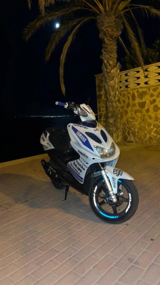 Yamaha Aerox 50cc Scooter Azul/Blanco