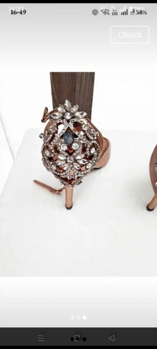 Scarpe con tacco oro decorate