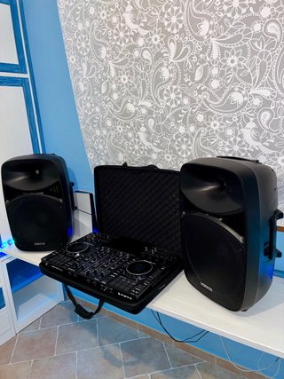 Denon DJ Prime 4+ y Altavoces Vonyx