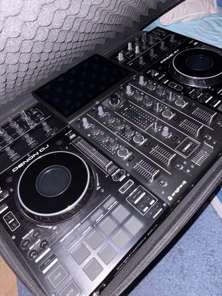 Denon DJ Prime 4+ y Altavoces Vonyx