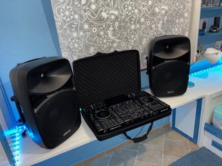 Denon DJ Prime 4+ y Altavoces Vonyx