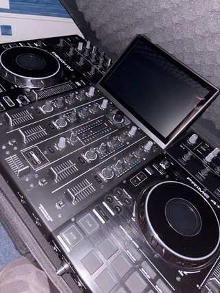 Denon DJ Prime 4+ y Altavoces Vonyx