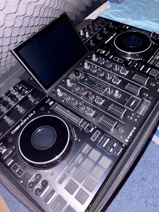 Denon DJ Prime 4+ y Altavoces Vonyx