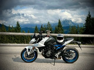 Suzuki GSX 8S Naked Blanca y Azul