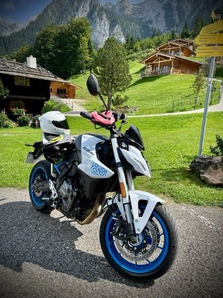 Suzuki GSX 8S Naked Blanca y Azul