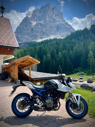 Suzuki GSX 8S Naked Blanca y Azul