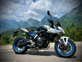 Suzuki GSX 8S Naked Blanca y Azul