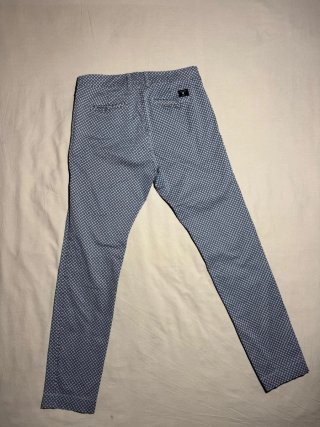 Pantalón Guess Super Skinny gris estampado