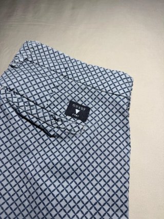 Pantalón Guess Super Skinny gris estampado
