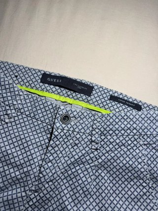 Pantalón Guess Super Skinny gris estampado