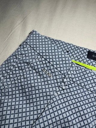 Pantalón Guess Super Skinny gris estampado