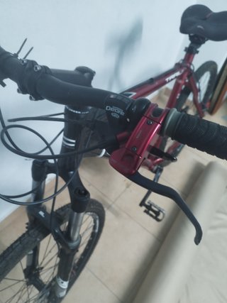 Bicicleta de montanha praticamente nova
